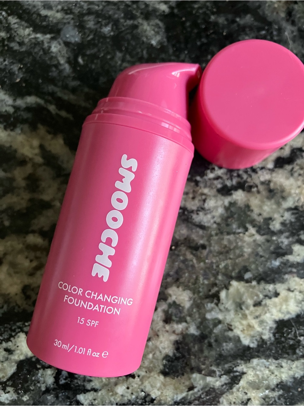 Smooche color adaptive foundation - Picture 4 of 5